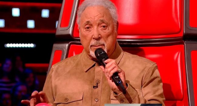 Why Did Sir Tom Jones Have to Leave His Iconic Red Chair? - qnewscente.com